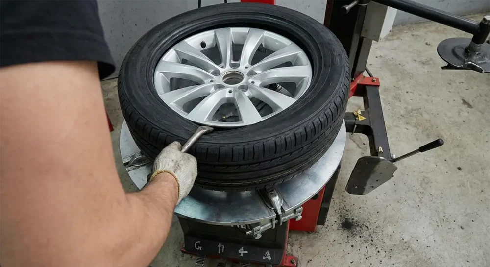 Mounting Tire On Wheel Machine